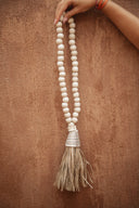 Grande suspension perles de bois coquillages et raphia
