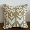 Housse de coussin brodée en coton "Baubau"