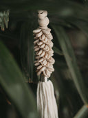 Grande suspension perles de bois et coquillages