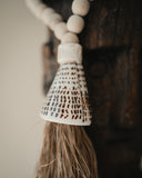 Grande suspension perles de bois coquillages et raphia