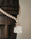 Suspension balinaise en perles de bois et coquillages blancs