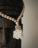 Suspension balinaise en perles de bois et coquillages blancs
