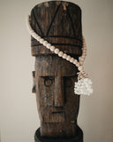 Suspension balinaise en perles de bois et coquillages blancs