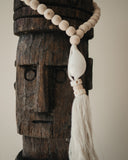 Grande suspension balinaise en perles de bois et coquillage