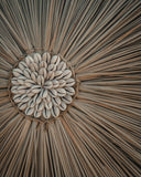 Décoration murale bohème en paille et coquillages