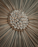 Décoration murale bohème en paille et coquillages