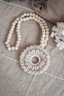 Suspension balinaise en perles de bois et coquillages cauris