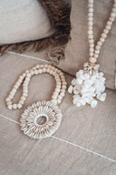 Suspension balinaise en perles de bois et coquillages cauris