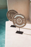 Bouclier ethnique balinais en perles et coquillages