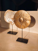Disque d'ornement en métal ancien